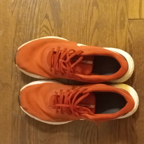 Nike Revolution - Picture 2 of 2